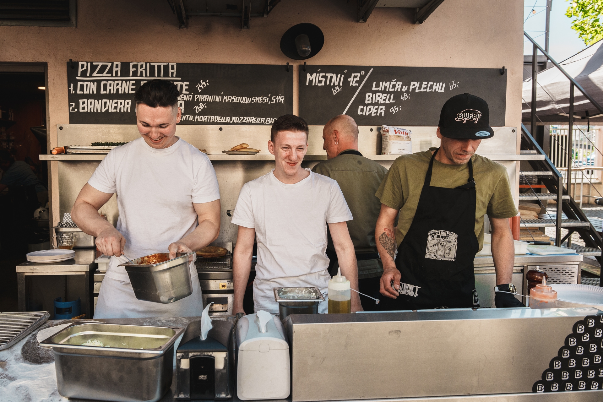 Kuchaři na pop-up Pizza fritta v Bufetu