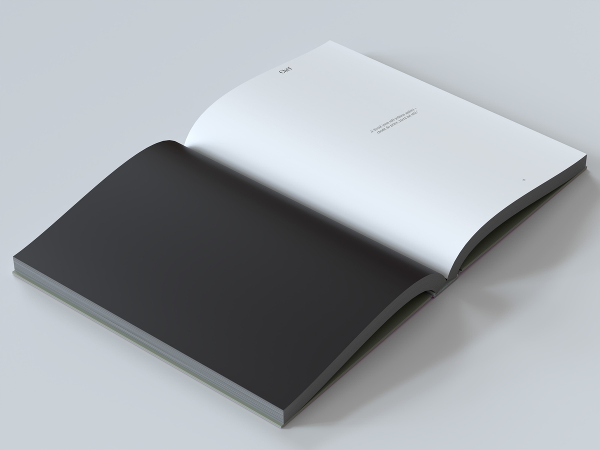 Otevřená kniha s minimalistickým designem položená na světlém podkladu – symbolika připravovaného křtu knihy La Degustation Bohême Bourgeoise.